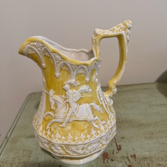 Yellow & White  - Jousting Scene Pitcher Signed MP - Picture 3 of 9